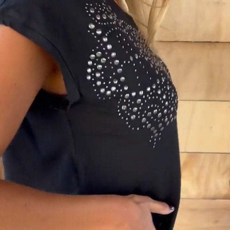 Einfarbiges Kurzarm-T-Shirt für Damen mit heißem Aufdruck und ausgefranstem Saum