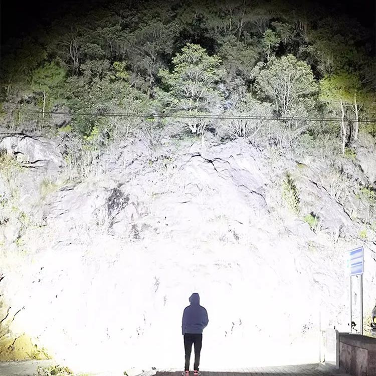 📢📢56 % de réduction – Lampe de Poche Zoomable à 7500 Lumens 🔦🏔️ Étanche IPX7, Rechargeable USB-C & Fonction Power Bank !