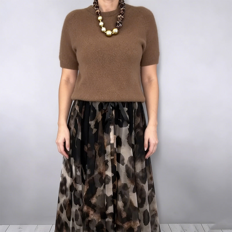 Ensemble deux pièces pour femme composé d'un pull et d'une jupe fluide à imprimé léopard