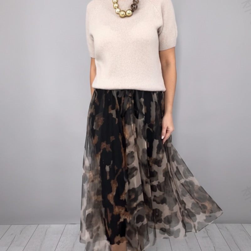 Ensemble deux pièces pour femme composé d'un pull et d'une jupe fluide à imprimé léopard