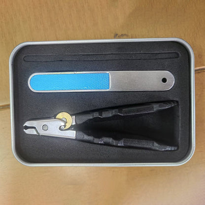 Coupe-ongles professionnel en acier inoxydable pour ongles épais, large ouverture, verrouillage de sécurité, sans éclaboussures, pour les doigts fins et élégants.