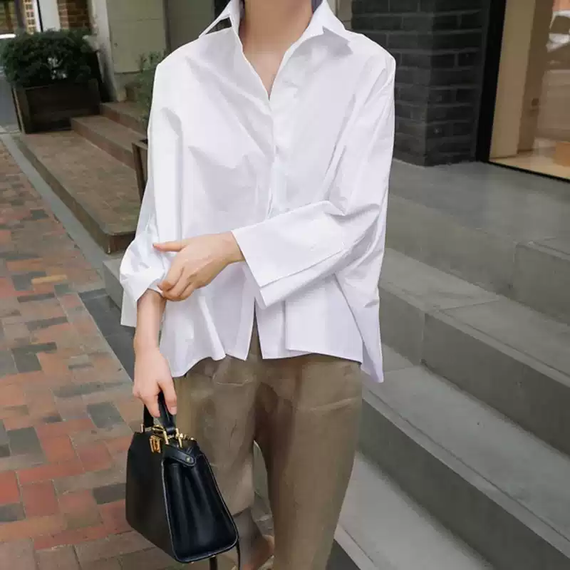 Damesoverhemd met losse pasvorm en knopen